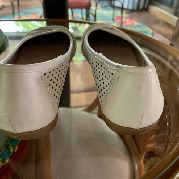 Like New Cliff’s White Mountain White Flats w Cutouts & Draped Toe Box 8.5 M - Picture 3 of 4